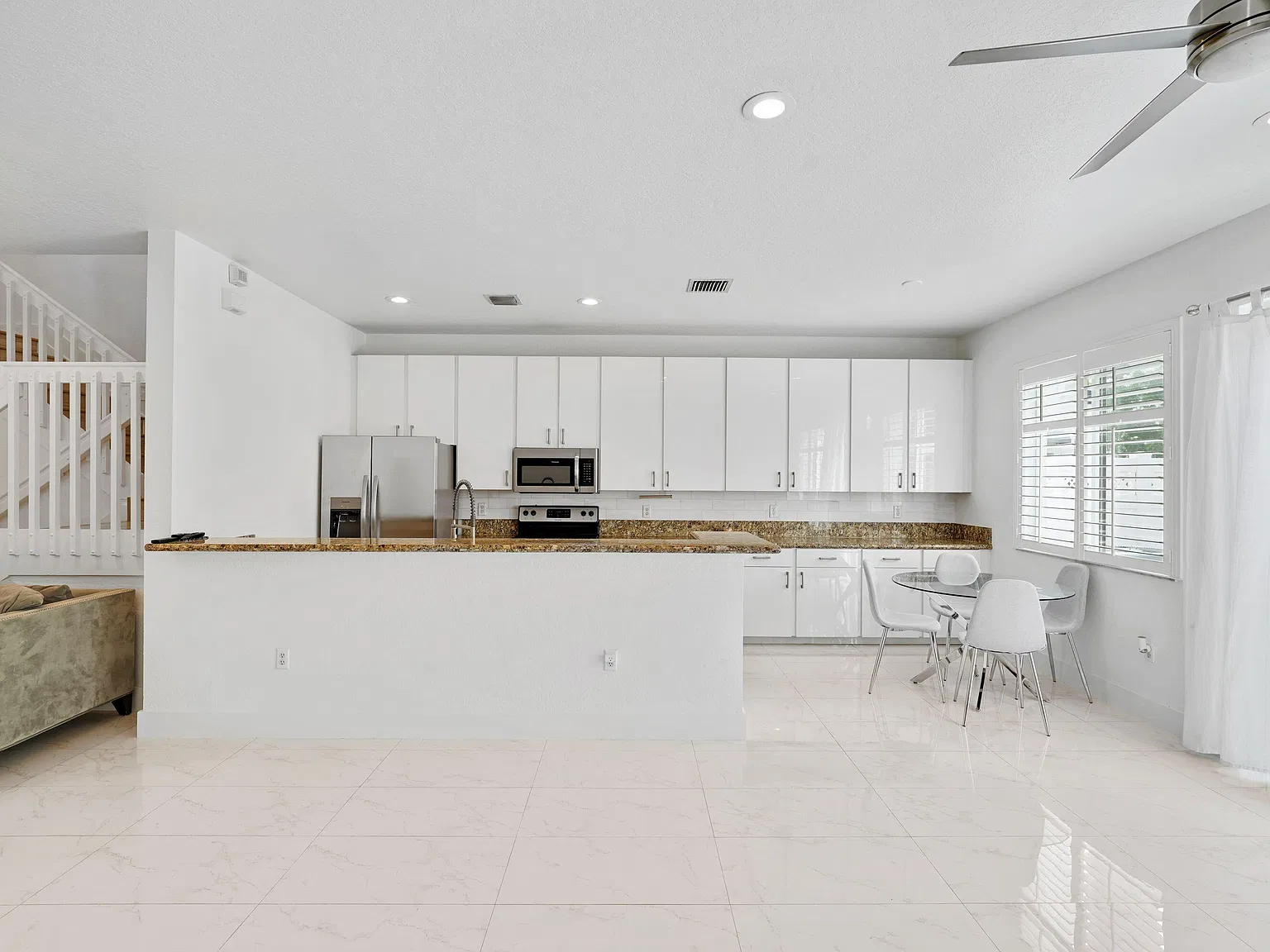 3 bed, 2.5 bath, 1882 sqft, $3,900 — Photo 4