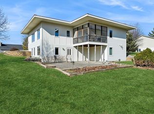 1004 Kenyon Dr, Waverly, IA 50677