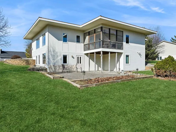 1004 Kenyon Dr, Waverly, IA 50677