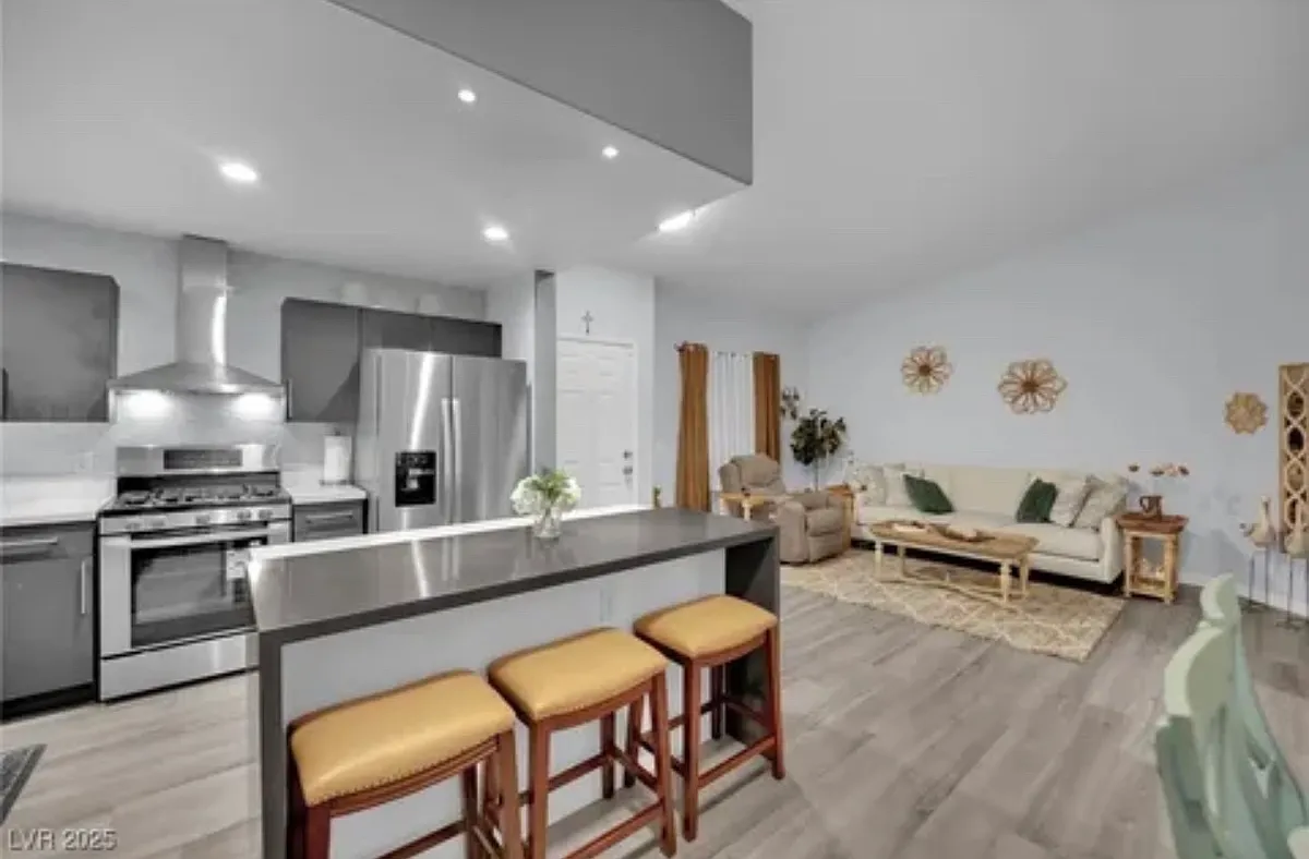 Building Photo - 352 Amber Pine St #202