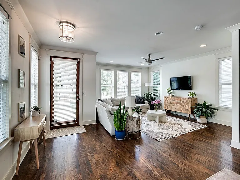 926 Thomas Ave — Photo 8