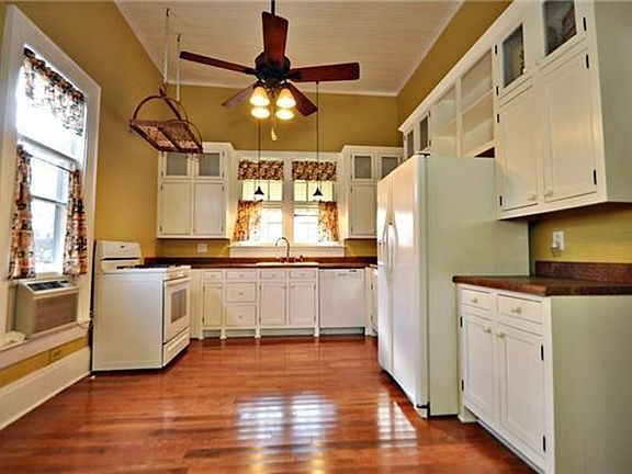 2nd image of 203 College St