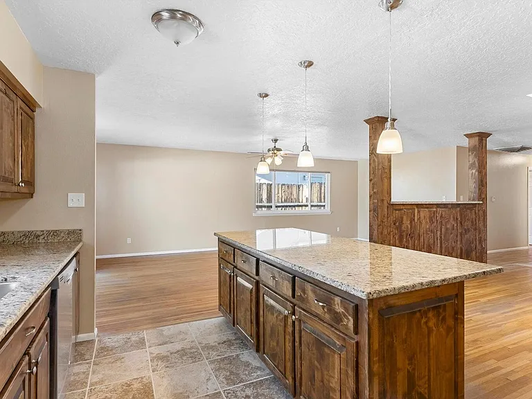 3721 Mary Ellen St NE — Photo 10