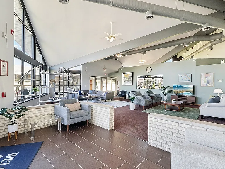27-web-or-mls-Kennedy Dr-0611-906