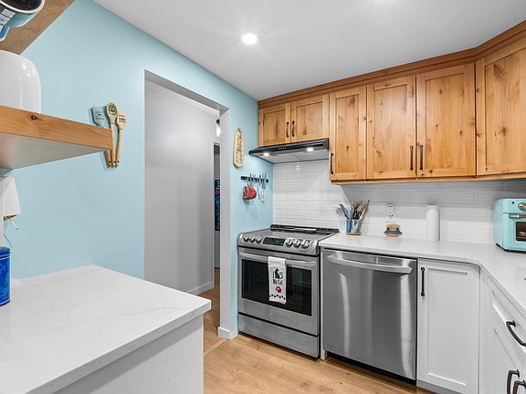2nd image of 225 Mowat St #105