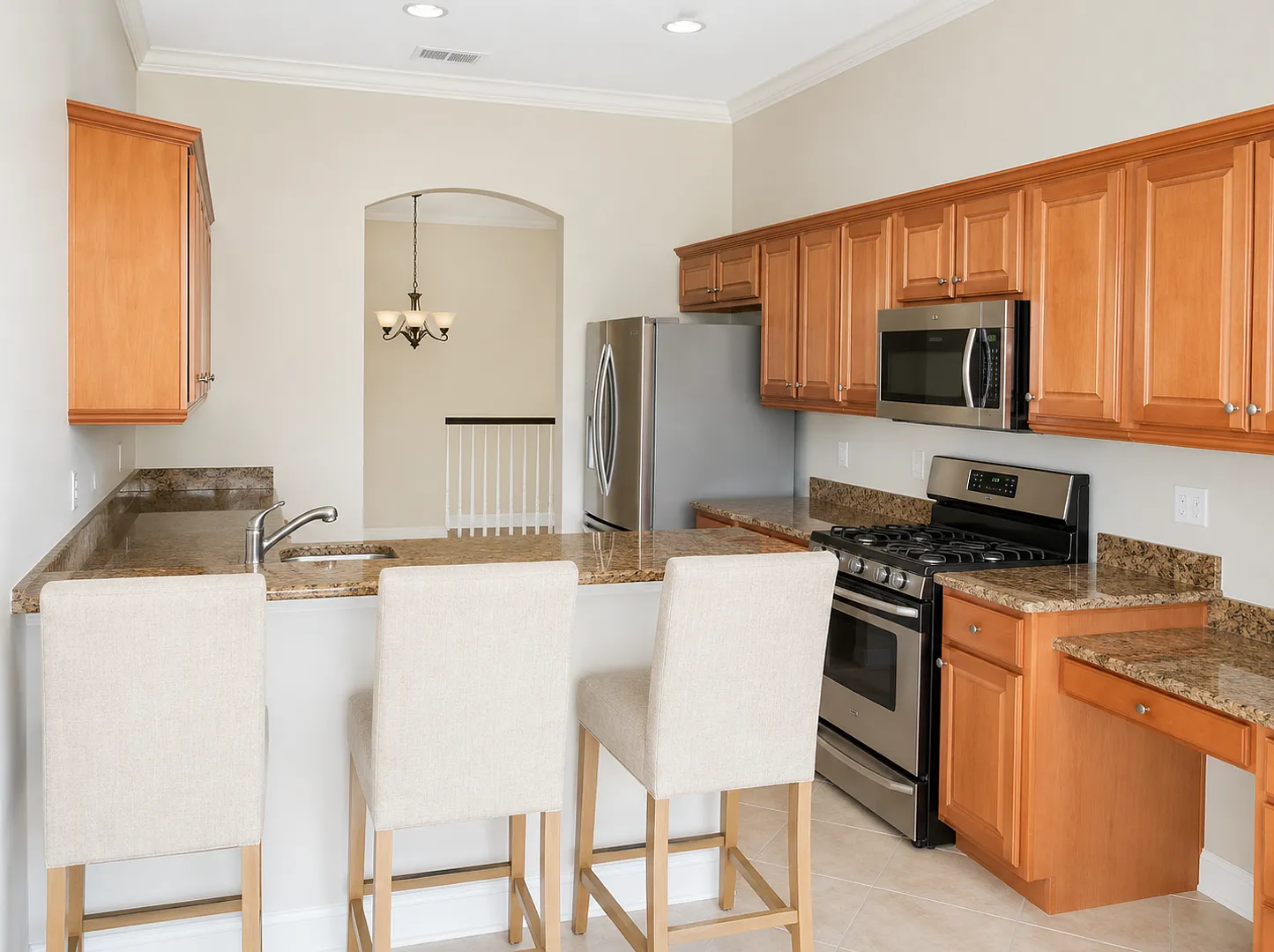 Annual Luxury Lakeview Condo with 3 Bedrooms + Den, Private Garage & Resort-Style Amenities — Photo 4