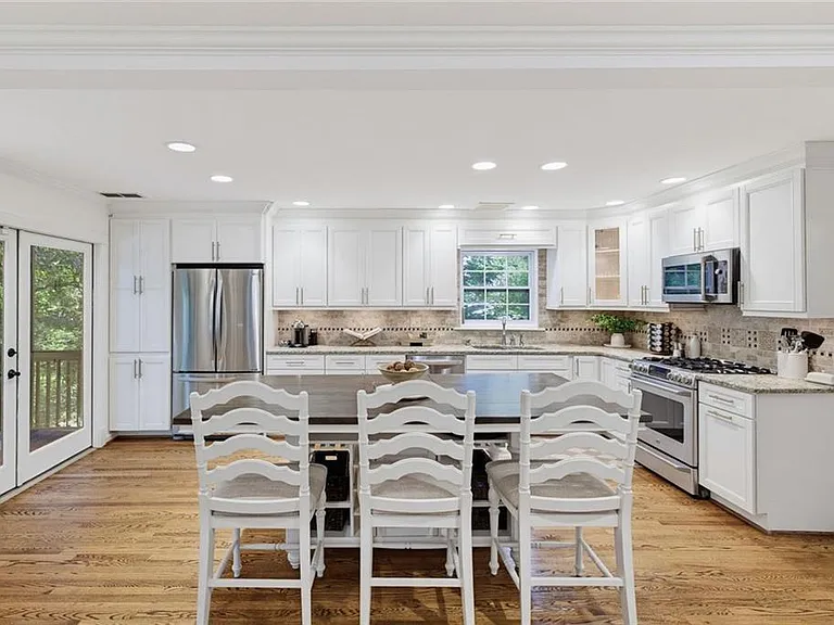 4966 Cambridge Dr — Photo 2