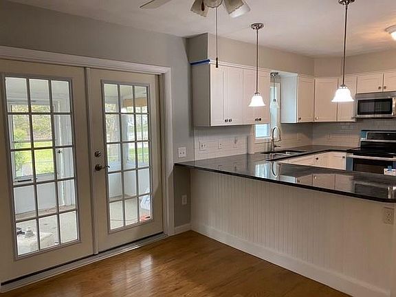 3rd image of 31 Hemlock Dr