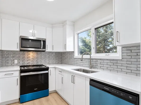 1566 Lakewood Rd W, Edmonton, AB T6K 3Y1