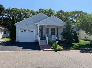 35 Village Cir E, Manorville, NY 11949