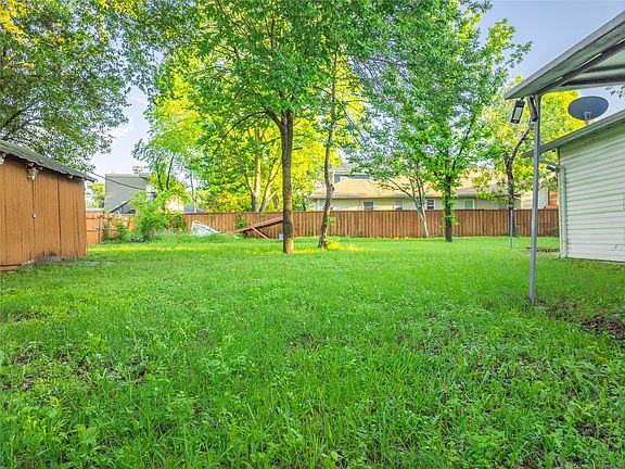 4th image of 824 Elsbeth St