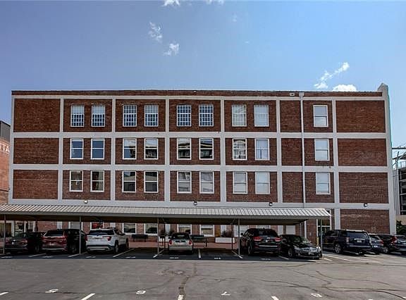 2nd image of 2029 Wyandotte St APT 404