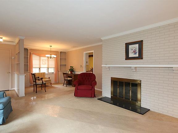 5th image of 217 Castle Dr