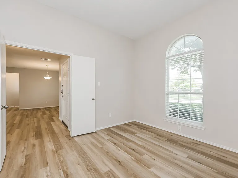 2628 Loch Wood Dr — Photo 9