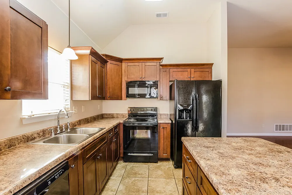 3 bed, 2.0 bath, 1788 sqft, $3,220 — Photo 3