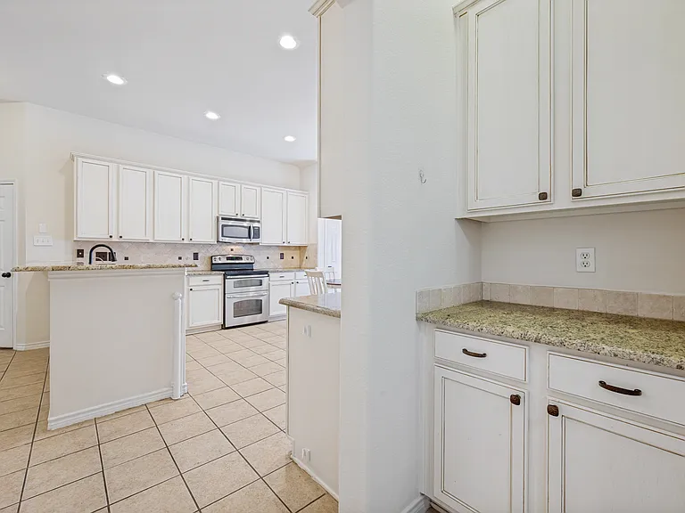 1615 Bur Oak Dr — Photo 13