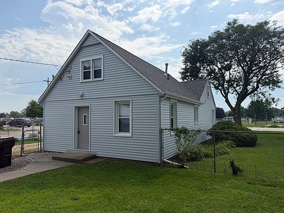 2nd image of 918 Windsor Rd