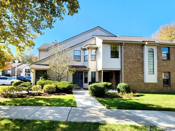 1013 Harbor Club Dr, Parlin, NJ 08859