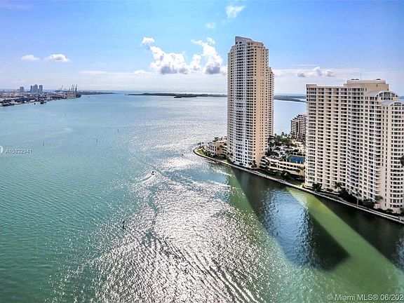 2nd image of 325 Biscayne Blvd #3826