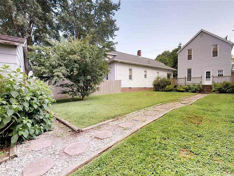 3213 Broadway Ave — Photo 6