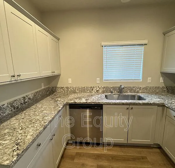 514 S Summit St #103 — Photo 6