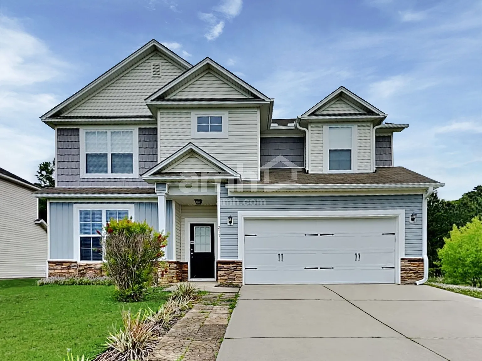 4 bed, 2.5 bath, 2529 sqft, $2,685 — Photo 1