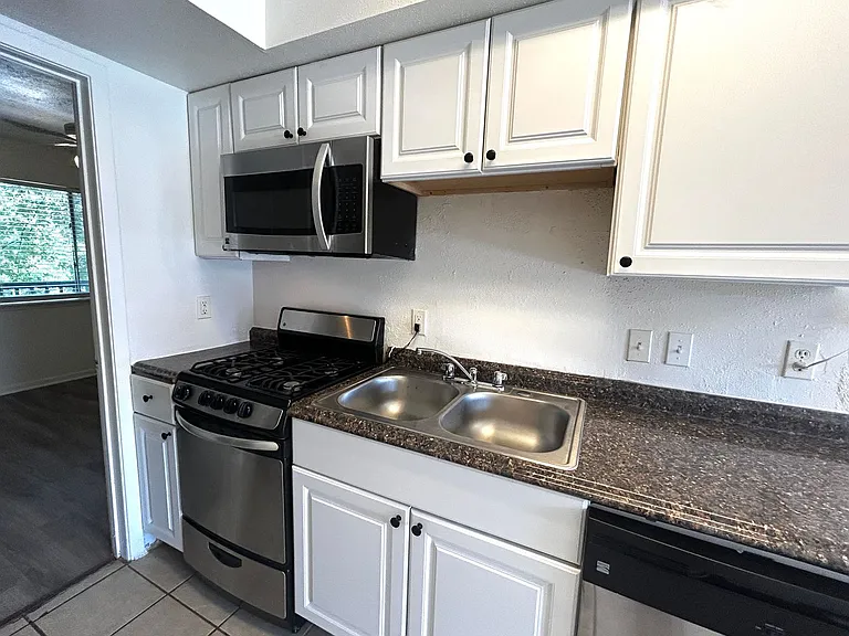 1010 W 23rd St #10 — Photo 10