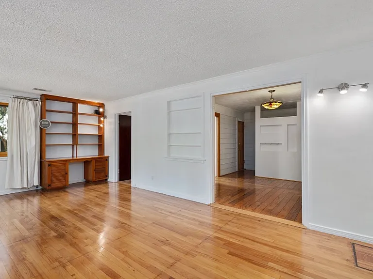 1212 Bentwood Rd — Photo 4