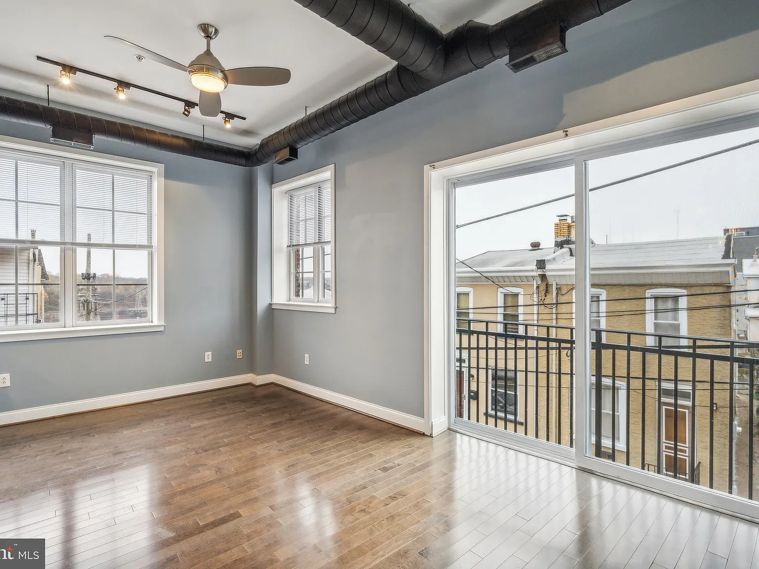 2 bed, 2.5 bath, 1000 sqft, $2,600 — Photo 2