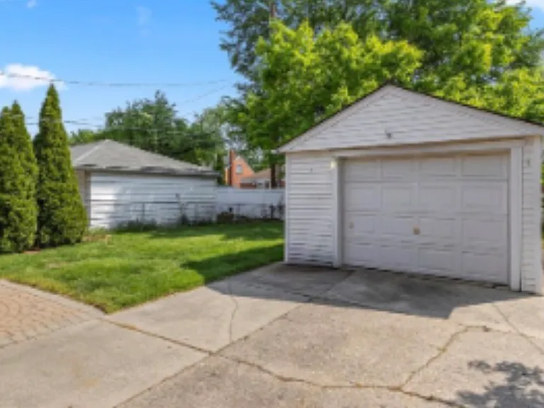 15587 Russell Ave — Photo 32