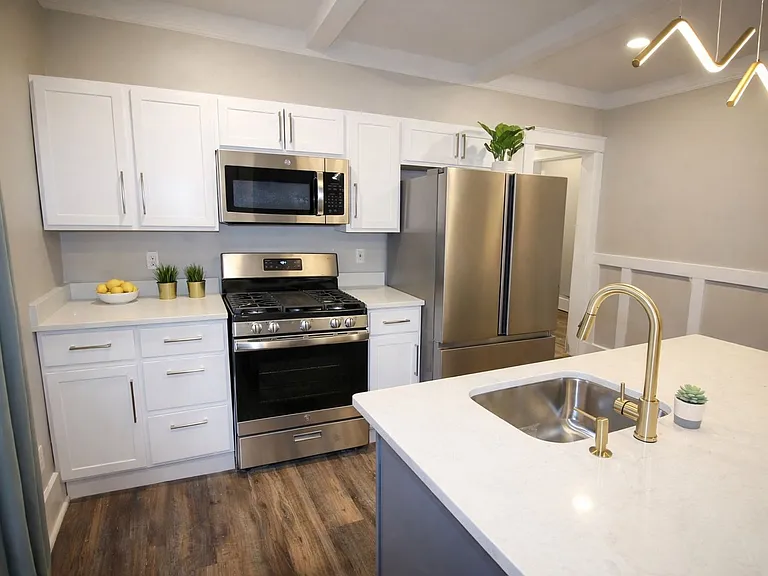 613 E State St — Photo 100