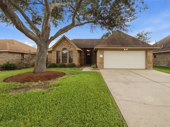 712 Manor Dr, Angleton, TX 77515