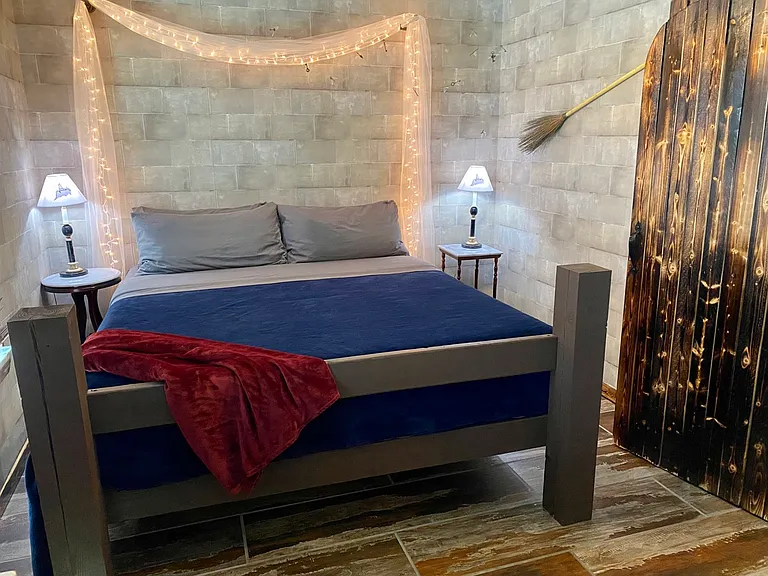 California King, Tempur Pedic, bed in the largest bedroom.