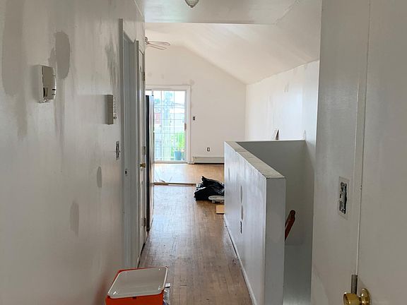 4th image of 260 Davis Ave