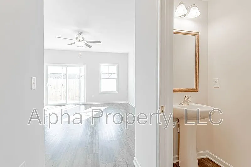 3 bed, 2.5 bath, 1660 sqft, $2,000 — Photo 4