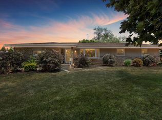 W165N9476 Lexington Dr, Menomonee Falls, WI 53051