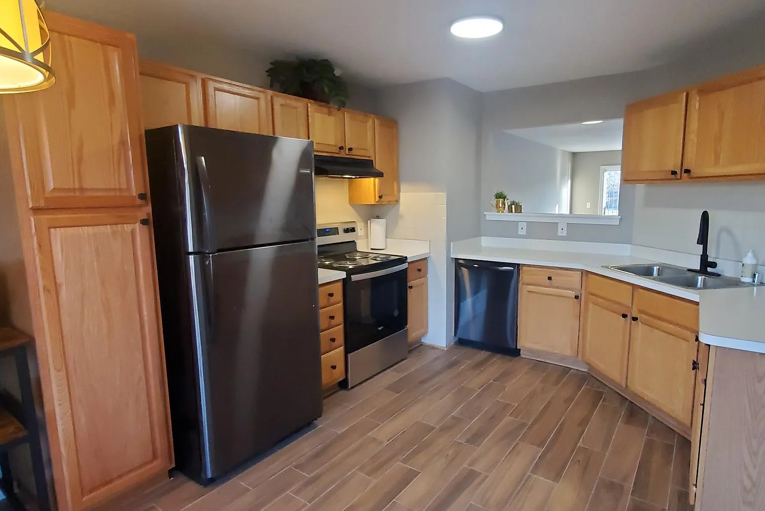 3 bed, 2.5 bath, 2300 sqft, $2,400 — Photo 3