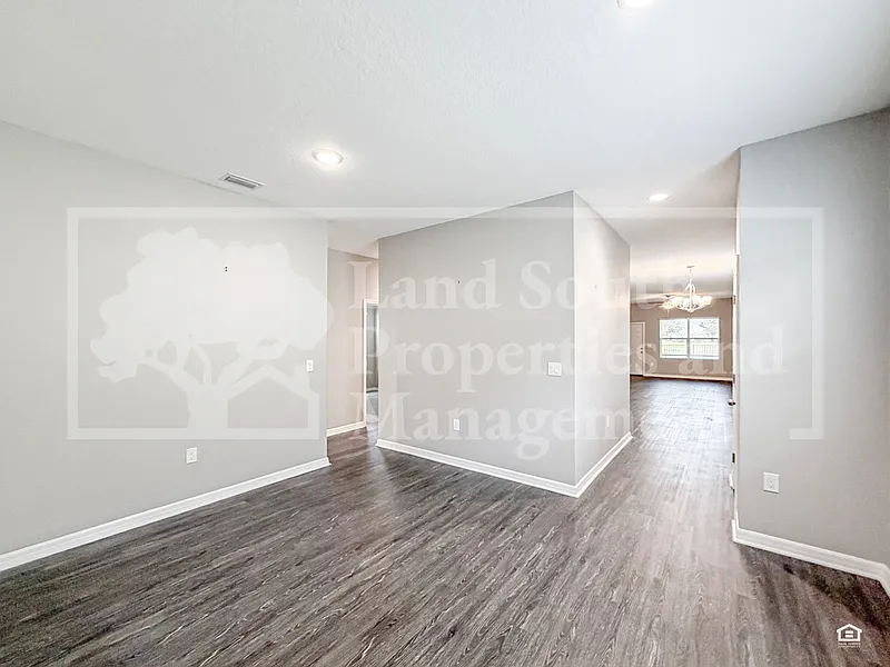 3 bed, 2.0 bath, 1837 sqft, $2,950 — Photo 2