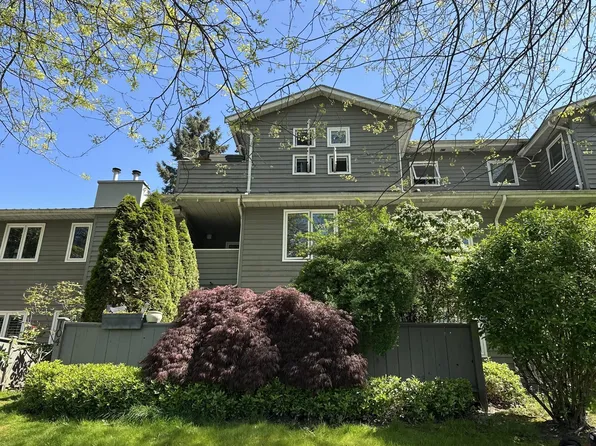 1523 Bowser Ave #204, North Vancouver, BC V7P 2Y4