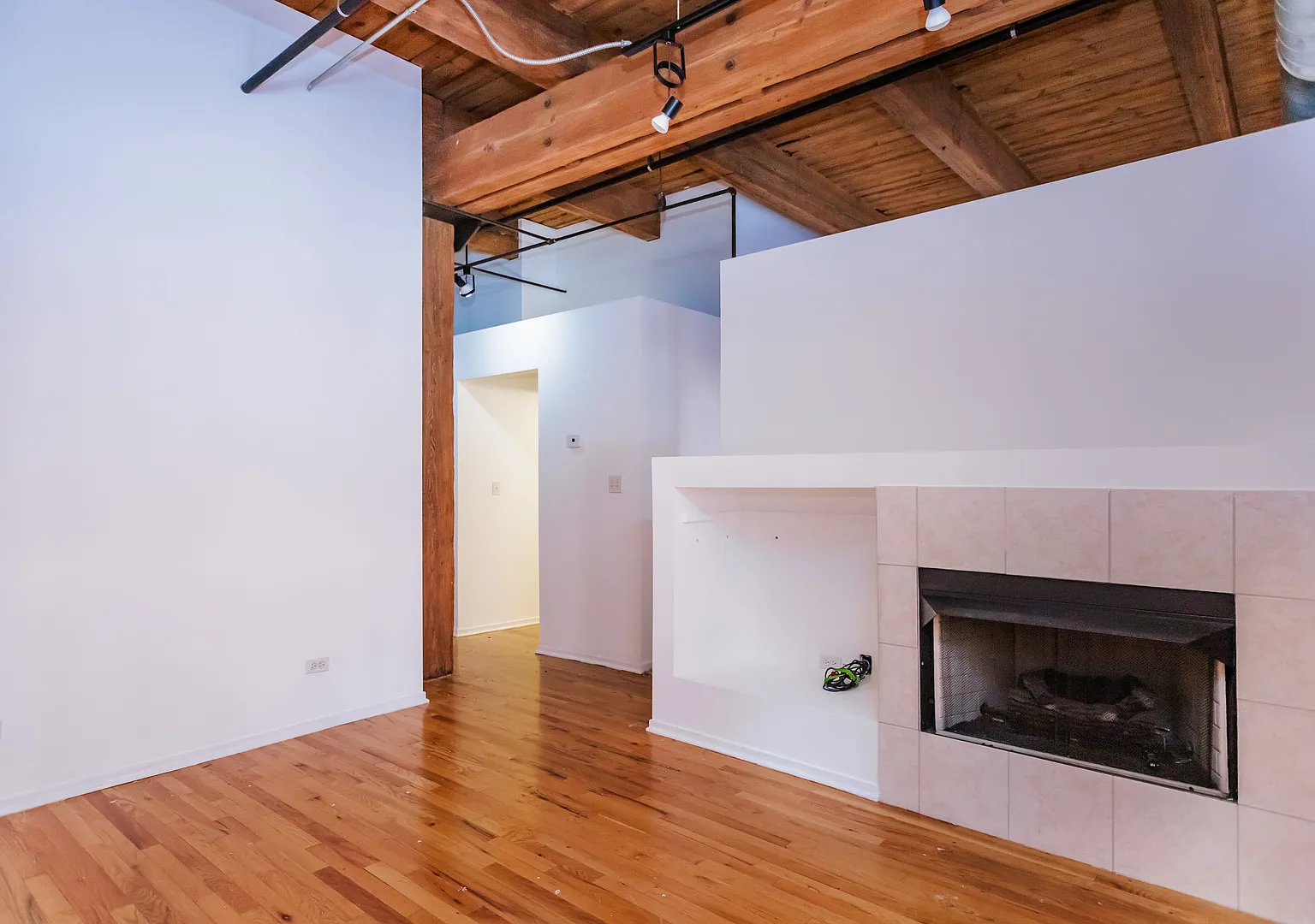 2 bed, 1015 sqft, $2,350 — Photo 2