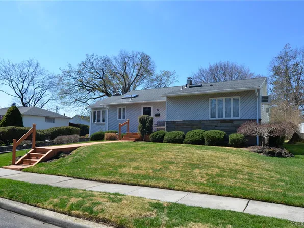 76 Diamond Drive, Plainview, NY 11803