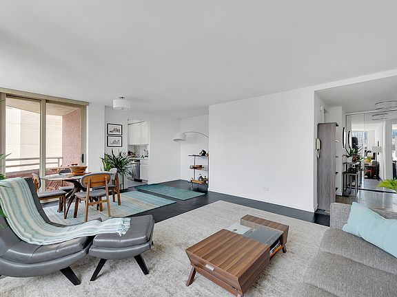 4th image of 236 E 47th St APT 32F