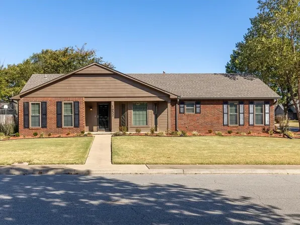 1652 E Thornhill Dr, Fayetteville, AR 72703