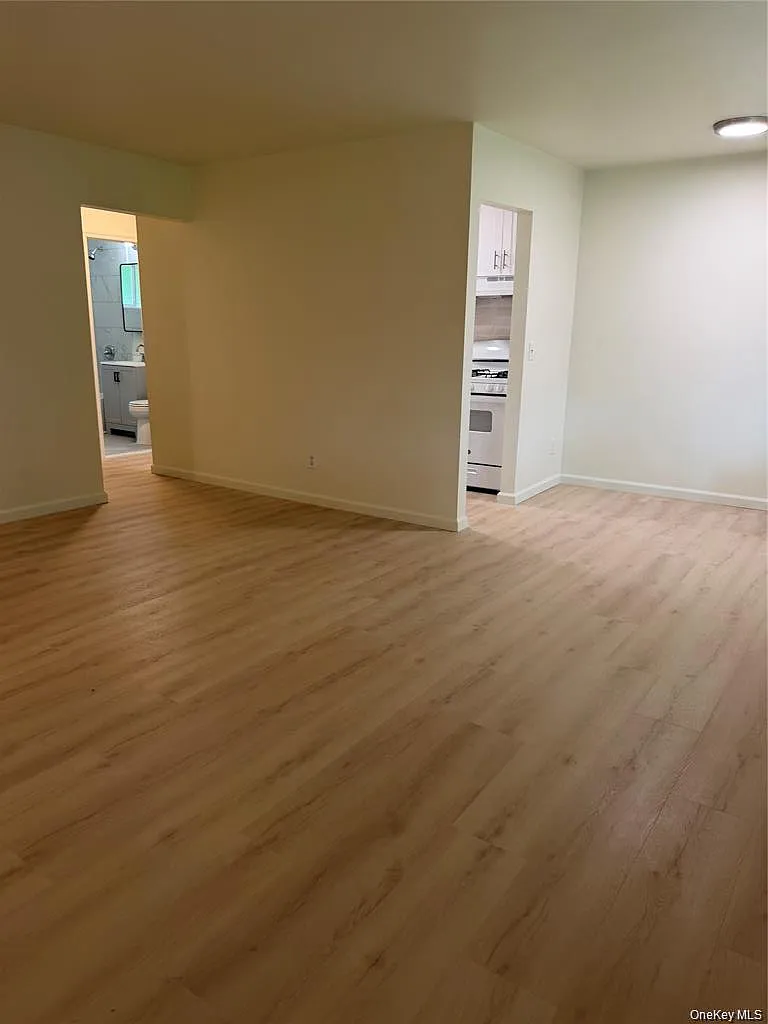 8 Colonial Dr — Photo 2
