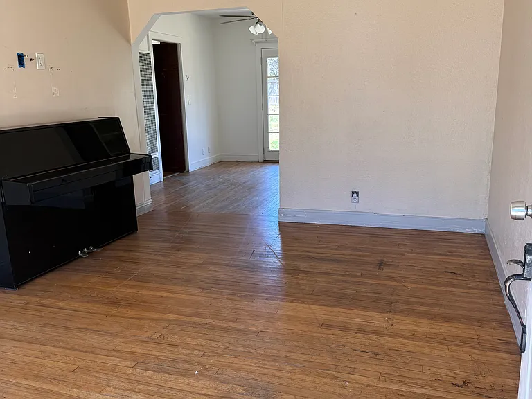 889 Jennings Ave — Photo 5
