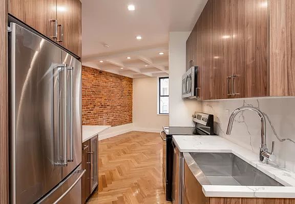 3rd image of 941 Washington Ave #647