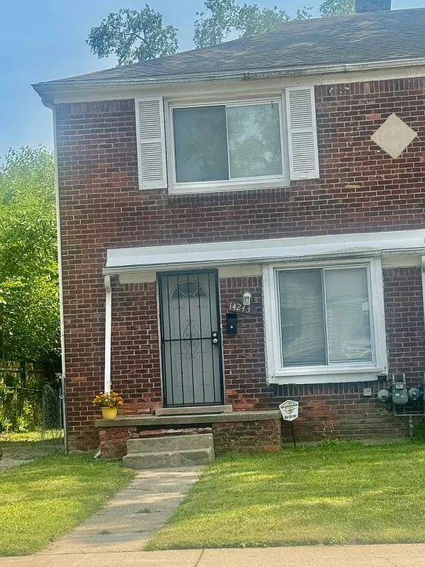 2 bed, 1.0 bath, 948 sqft, $1,200 — Photo 1