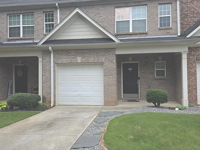 121 Stonebridge Xing — Photo 1