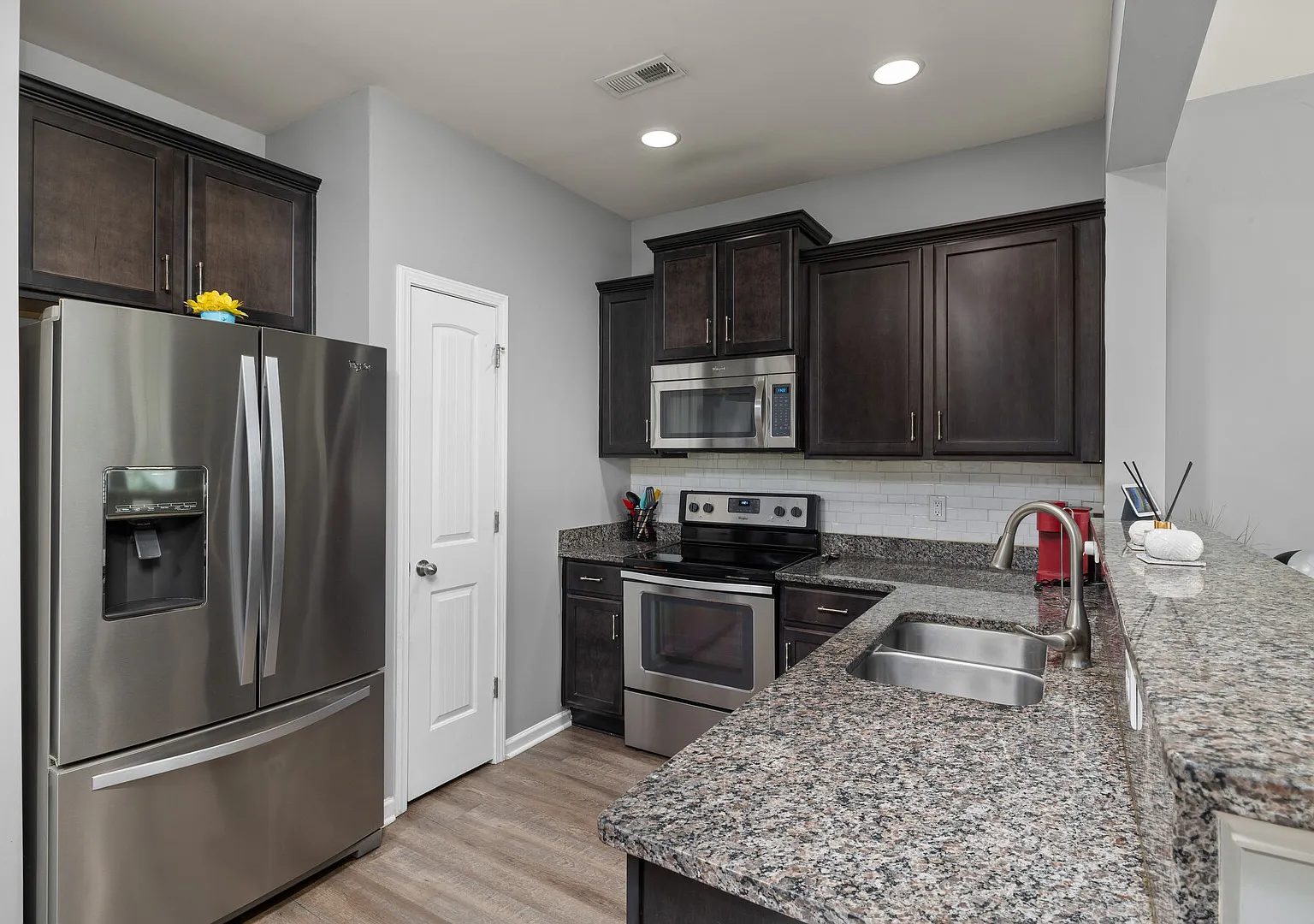 Fully Furnished 4BR Townhouse Mid-Term Rental — Photo 3