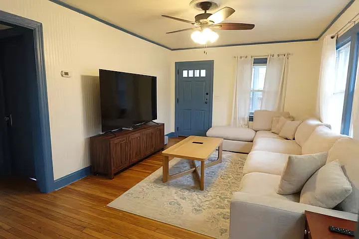3 bed, 1326 sqft, $3,100 — Photo 3